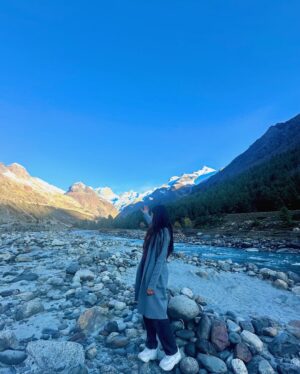 Shelle Sharma Instagram - Where the mountains write their own postcards 🏔️💌
.
.
.
.
.
.
.
.
.
.
.
.
.
.
.
#mountains #trekking #bulesky #nature #myvillage #valley #apple #chitkul #kinnaur #okbye✌