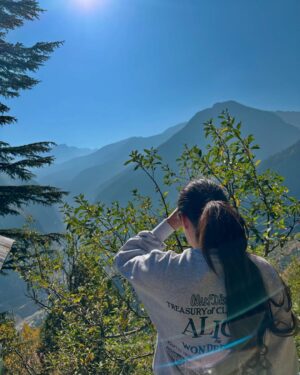 Shelle Sharma Instagram - Where the mountains write their own postcards 🏔️💌
.
.
.
.
.
.
.
.
.
.
.
.
.
.
.
#mountains #trekking #bulesky #nature #myvillage #valley #apple #chitkul #kinnaur #okbye✌