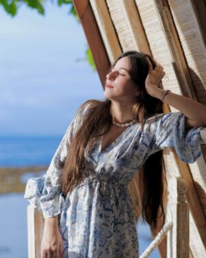 Shelle Sharma Instagram - Sun kissed and happy🌞🌤️
.
.
.
[ nusapenida, bali, vacation, travel, sunshine ]

#bali #nusapenida #indonesia #beach #island #sunkissed #vacation #ootd #okbye✌