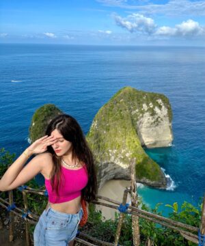Shelle Sharma Instagram - The Epic Beach Adventure 🌴🌊✨
Swipe to see the breathtaking beauty of Nusa Penida Island Beach! The colors of nature here are the most vibrant I’ve ever seen. From the thrilling hike to the stunning destination, every moment was unforgettable.
.
.
.
.
.
.
.
.
.
.
.
.
.
.
.
#nusapenida #klinkingbeach #bestbeach #nature #beachgirl #colorful #sea #bestview #vacation #hike #sunkissed #okbye