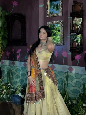 Sheran Ratnani Instagram - In my DND Gujju Era ✨
🏷️: @shree_by_avaniisheth
.
.
.
#navratri #garbaoutfit #indianoutfit #navratri25 #chaniyacholi #indianlehenga #gujarati #festivewear
Gujju Nights #🧿