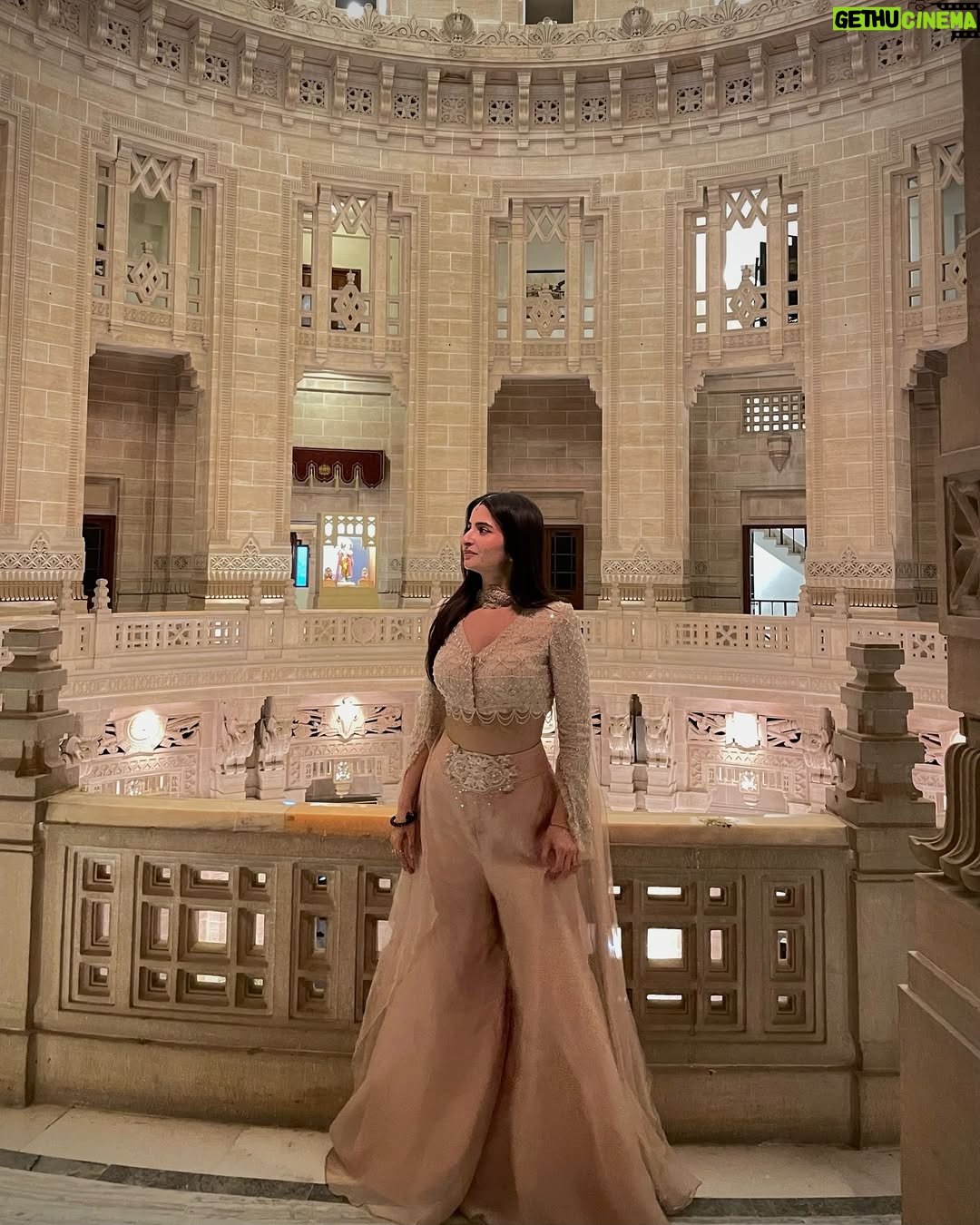 Sheran Ratnani - 4.8K Likes - Season of 💕 
🏷️: @divishasharmaofficial 
.
.
.
#weddingdiaries #lehengha #ethnicwear #umaidbhawan #indian #weddings #traditional #desioutfit #🧿