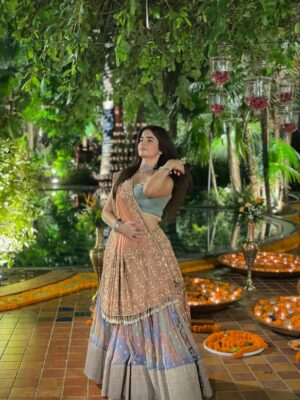 Sheran Ratnani Instagram - Morni Vibes ✨🦚
.
.
🏷️: @resha_by_mirika.patel
.
.
.
#navratri #garbaoutfit #indianoutfit #navratri25 #chaniyacholi #indianlehenga #gujarati #festivewear Gujju Nights #🧿