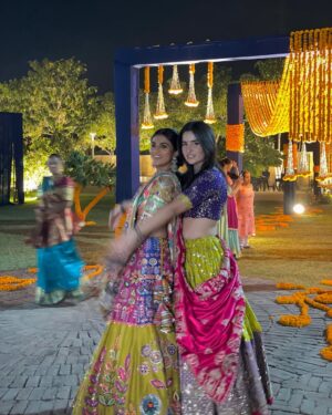 Sheran Ratnani Instagram - Colour blocking for Garba night💜✨💗☘️
🏷️: @heer.boutique
.
.
.
#garbaoutfit #weddingdiaries #gujaratiwedding #chaniyacholi #ethnicwear #indianwear #🧿