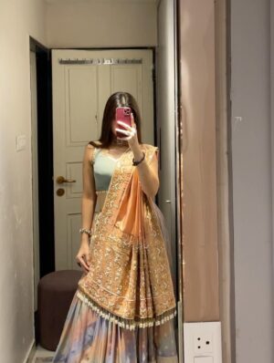 Sheran Ratnani Instagram - Morni Vibes ✨🦚
.
.
🏷️: @resha_by_mirika.patel
.
.
.
#navratri #garbaoutfit #indianoutfit #navratri25 #chaniyacholi #indianlehenga #gujarati #festivewear Gujju Nights #🧿