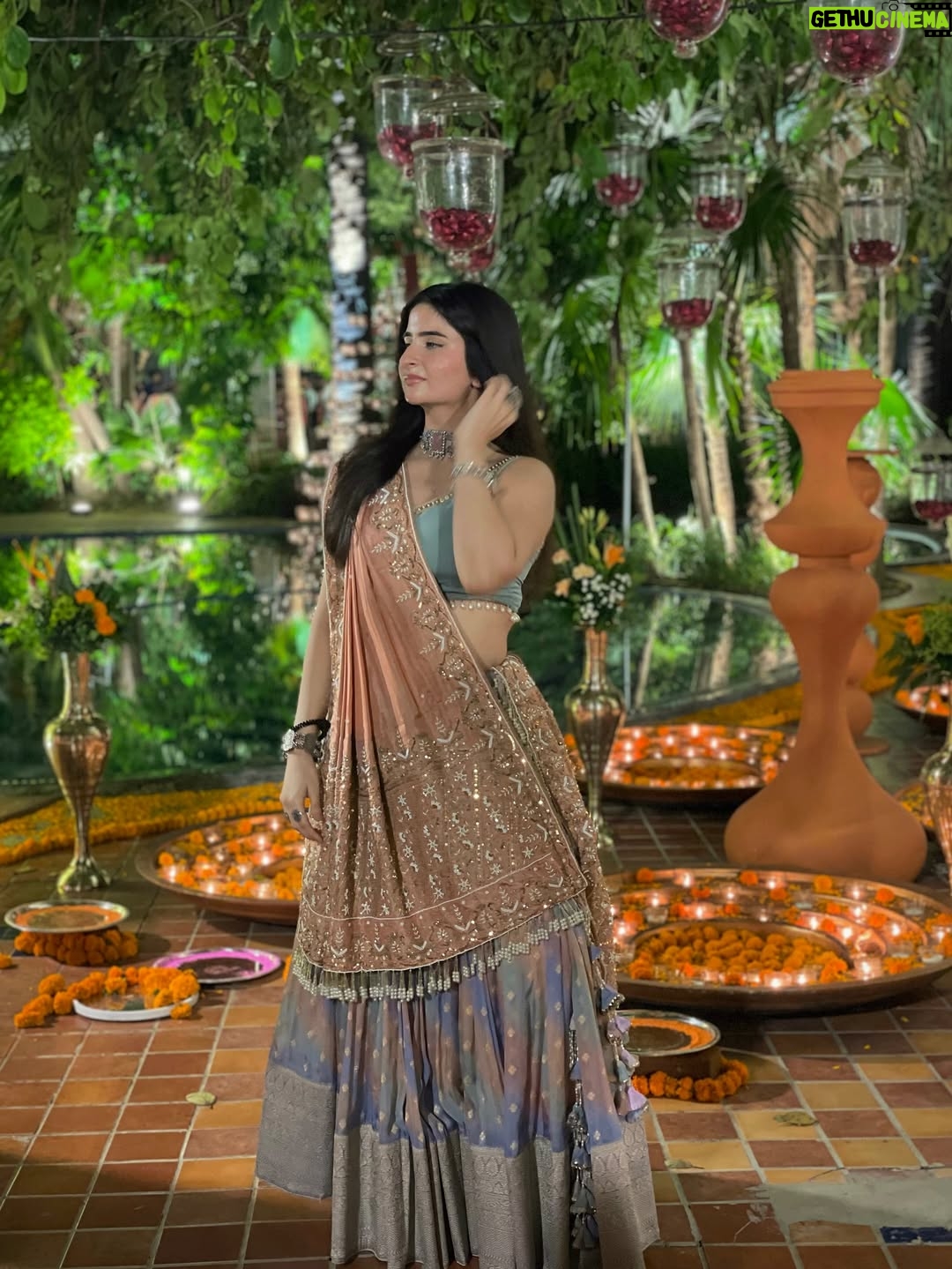 Sheran Ratnani - 16.8K Likes - Morni Vibes ✨🦚
.
.
🏷️: @resha_by_mirika.patel 
.
.
.
#navratri #garbaoutfit #indianoutfit #navratri25 #chaniyacholi #indianlehenga #gujarati #festivewear Gujju Nights #🧿