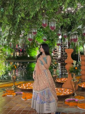 Sheran Ratnani Instagram - Morni Vibes ✨🦚
.
.
🏷️: @resha_by_mirika.patel
.
.
.
#navratri #garbaoutfit #indianoutfit #navratri25 #chaniyacholi #indianlehenga #gujarati #festivewear Gujju Nights #🧿