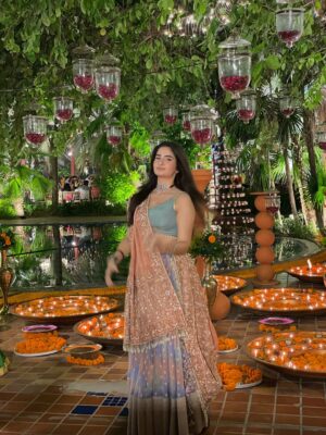 Sheran Ratnani Instagram - Morni Vibes ✨🦚
.
.
🏷️: @resha_by_mirika.patel
.
.
.
#navratri #garbaoutfit #indianoutfit #navratri25 #chaniyacholi #indianlehenga #gujarati #festivewear Gujju Nights #🧿