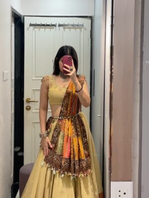 Sheran Ratnani Instagram - In my DND Gujju Era ✨
🏷️: @shree_by_avaniisheth
.
.
.
#navratri #garbaoutfit #indianoutfit #navratri25 #chaniyacholi #indianlehenga #gujarati #festivewear
Gujju Nights #🧿