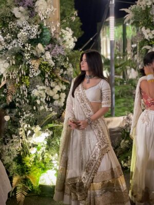 Sheran Ratnani Instagram - Soulful Whites 🕊️✨✨
.
.
🏷️: @praptis_redefine_urself @roniee_11
.
.
.
#navratri #garbaoutfit #indianoutfit #navratri25 #chaniyacholi #indianlehenga #gujarati #festivewear #🧿 Gujju nights