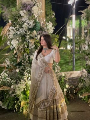 Sheran Ratnani Instagram - Soulful Whites 🕊️✨✨
.
.
🏷️: @praptis_redefine_urself @roniee_11
.
.
.
#navratri #garbaoutfit #indianoutfit #navratri25 #chaniyacholi #indianlehenga #gujarati #festivewear #🧿 Gujju nights
