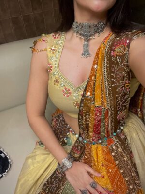 Sheran Ratnani Instagram - In my DND Gujju Era ✨
🏷️: @shree_by_avaniisheth
.
.
.
#navratri #garbaoutfit #indianoutfit #navratri25 #chaniyacholi #indianlehenga #gujarati #festivewear
Gujju Nights #🧿