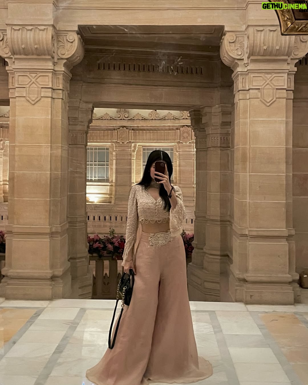 Sheran Ratnani - 4.8K Likes - Season of 💕 
🏷️: @divishasharmaofficial 
.
.
.
#weddingdiaries #lehengha #ethnicwear #umaidbhawan #indian #weddings #traditional #desioutfit #🧿