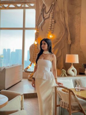 Sheran Ratnani Instagram - The kind of quiet that doesn’t ask for attention ✨🕊️🤍
.
.
.
#ootd #sundowner #vacationfit #summervibes #outfitinspiration #oldmoneyaesthetic #whitedress #etherial #🧿