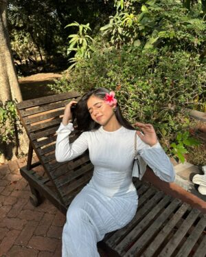 Shifa Solanky Instagram - Main character ft. flowers🙂‍↔️🌸