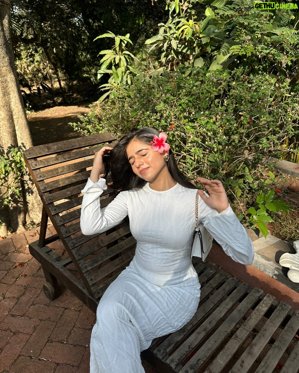 Shifa Solanky - 31.1K Likes - Main character ft. flowers🙂‍↔️🌸