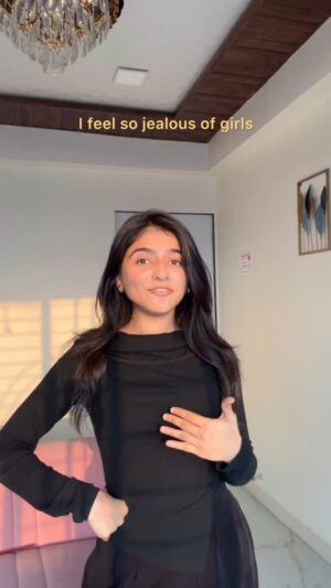 Shifa Solanky Instagram - Sab dar jaate hai😭
.
.
.
.
.
.
.
.
.
#reels #relateablecontent #relateableposts #othersvsme #sneezinglikecrazy