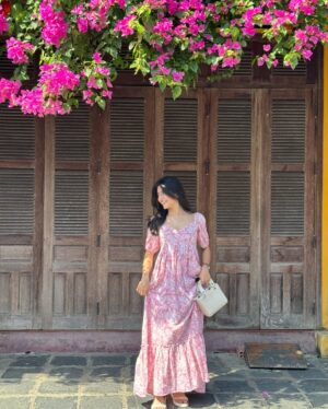 Shifa Solanky Instagram - Main character ft. flowers🙂‍↔️🌸