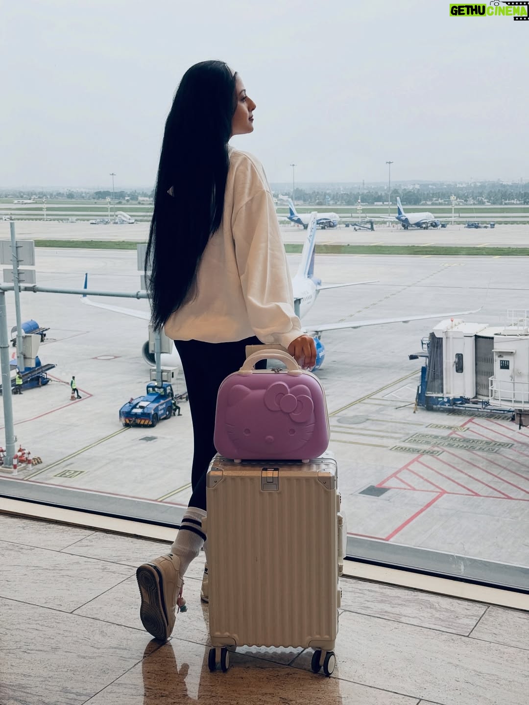 Shilpa Das - 1.4K Likes - Catch flights and not feelings✈️❤️
.
.
.
.
#airport #airportfit #outfit #ootd #airportdiaries #travel #travelpic #travelphotography #travelgram