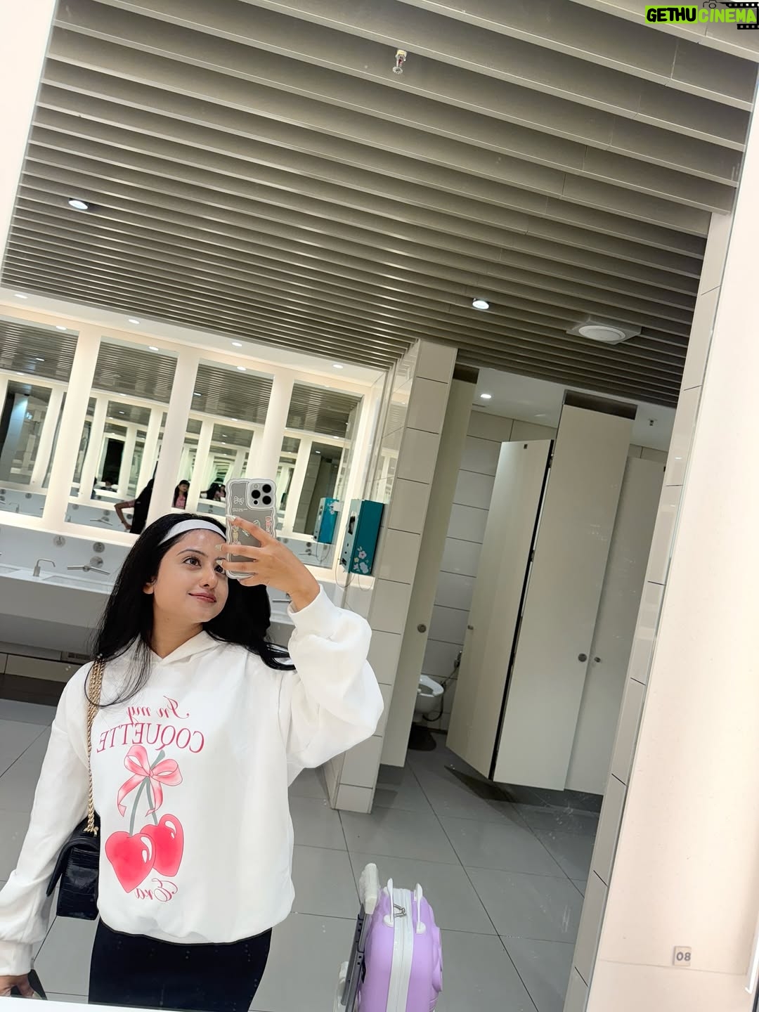 Shilpa Das - 1.4K Likes - Catch flights and not feelings✈️❤️
.
.
.
.
#airport #airportfit #outfit #ootd #airportdiaries #travel #travelpic #travelphotography #travelgram