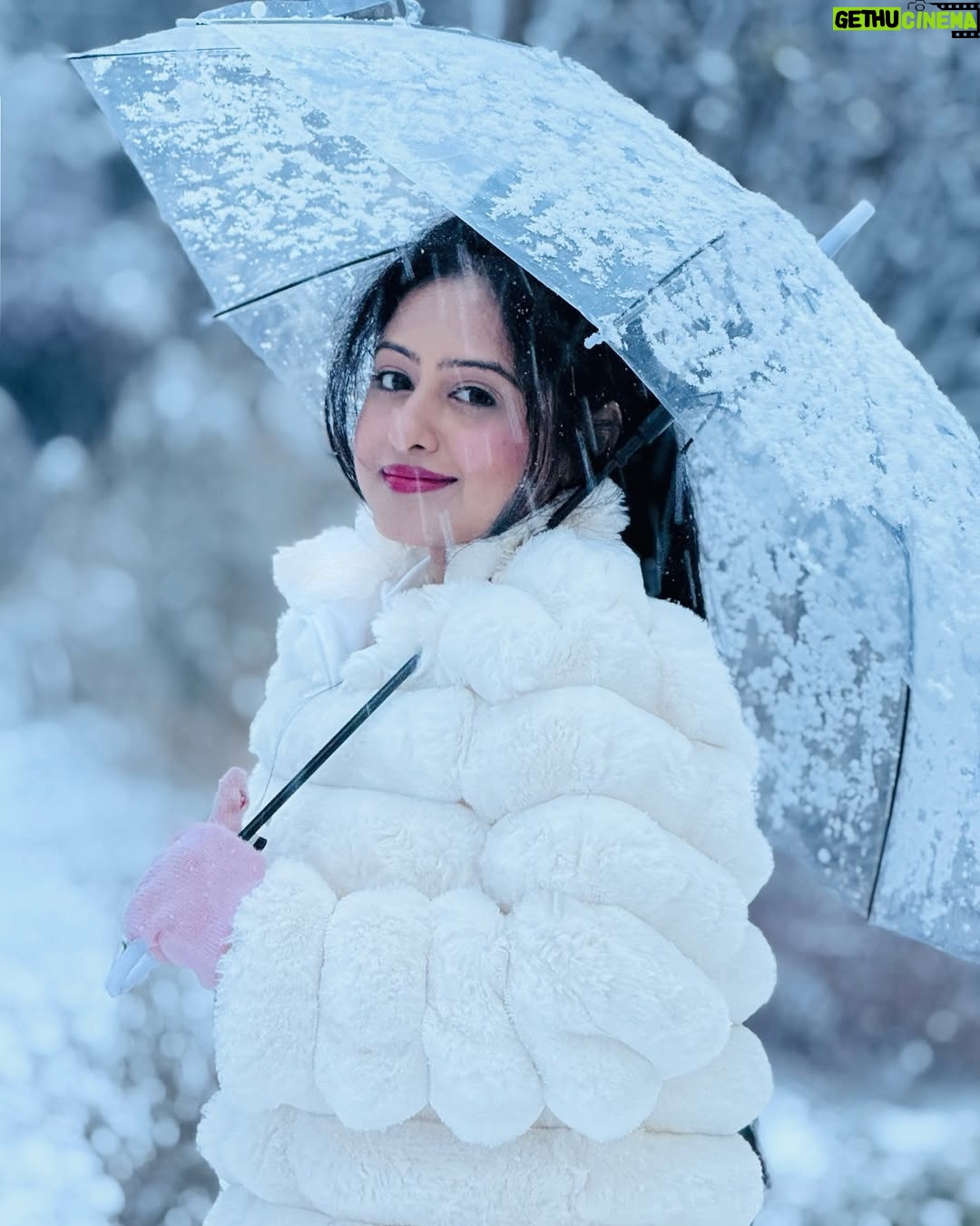 Shilpa Das - 1.8K Likes - My first snow in South Korea❄️🇰🇷🤍Cold and freezing hands, warm heart that was jumping with joy, and a quiet mind just wanting to enjoy that moment🤍
Planned for this entire travel during this time only to experience the first snowfall in this special place🫶A dreamy winter wonderland⛄️❄️A gift from the universe🧿
#snow #firstsnow #southkorea #seoul #travelgram