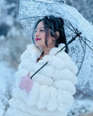 Shilpa Das Instagram - My first snow in South Korea❄️🇰🇷🤍Cold and freezing hands, warm heart that was jumping with joy, and a quiet mind just wanting to enjoy that moment🤍
Planned for this entire travel during this time only to experience the first snowfall in this special place🫶A dreamy winter wonderland⛄️❄️A gift from the universe🧿
#snow #firstsnow #southkorea #seoul #travelgram