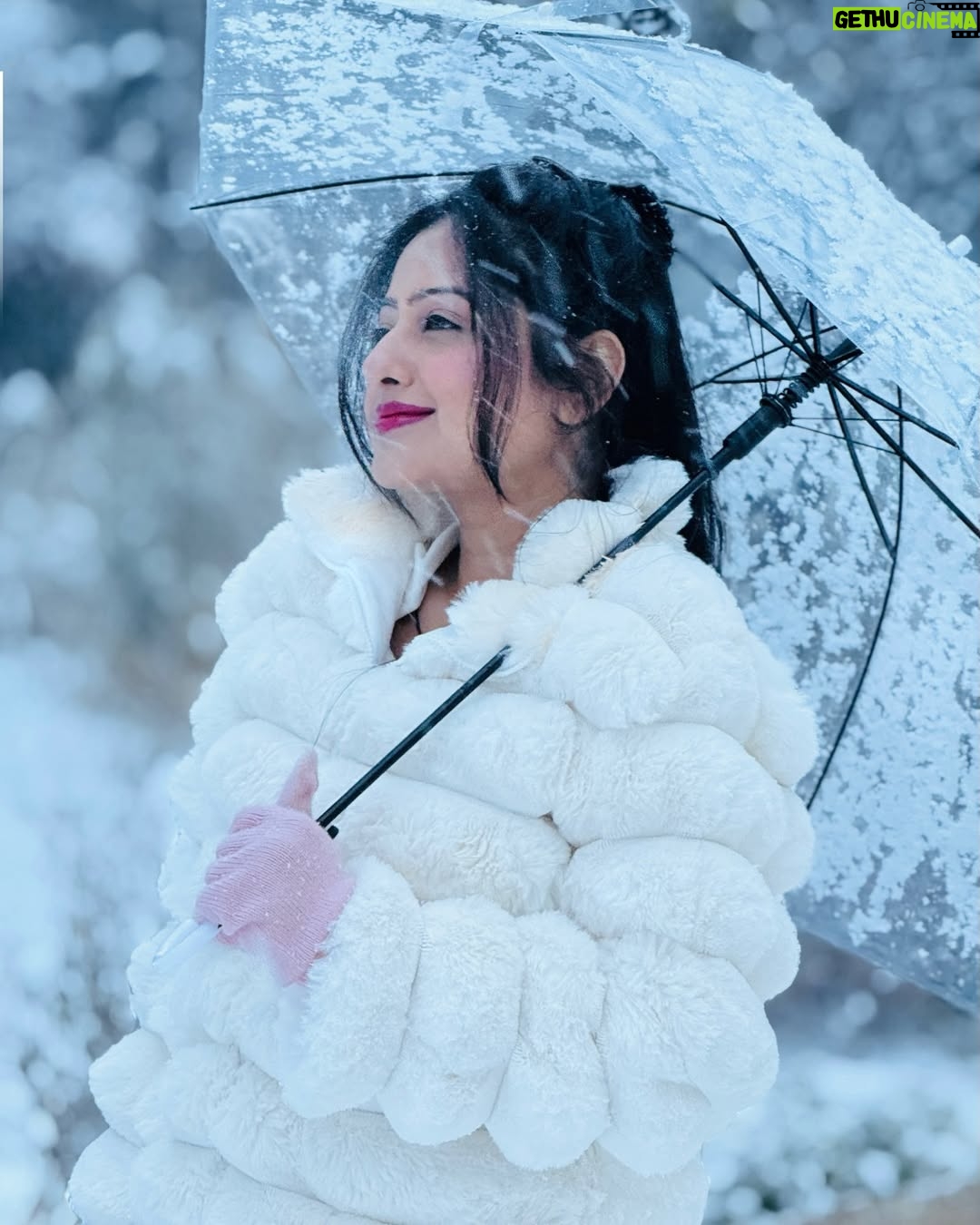 Shilpa Das - 1.8K Likes - My first snow in South Korea❄️🇰🇷🤍Cold and freezing hands, warm heart that was jumping with joy, and a quiet mind just wanting to enjoy that moment🤍
Planned for this entire travel during this time only to experience the first snowfall in this special place🫶A dreamy winter wonderland⛄️❄️A gift from the universe🧿
#snow #firstsnow #southkorea #seoul #travelgram
