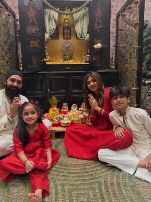 Shilpa Shetty Instagram - HAPY DIWALI from our Family to you all
🪔🎇♥️🧿🙌🏼
#diwali #celebration #love #gratitude #family