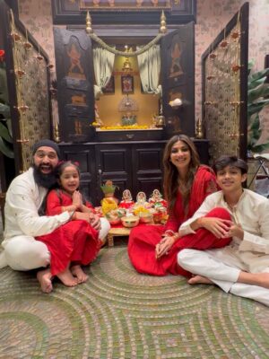 Shilpa Shetty Instagram - HAPY DIWALI from our Family to you all
🪔🎇♥️🧿🙌🏼
#diwali #celebration #love #gratitude #family