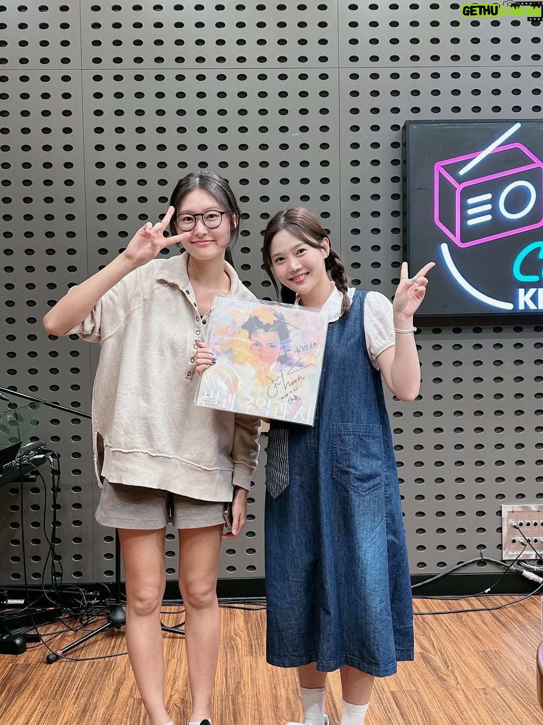 Shin Ji-hoon - 3.9K Likes - 볼륨을 높여요 너무 즐거웠습니다!!
사랑스런 효정님, 작가님, 피디님
앨범 이야기를 들어주셔서 모두모두 감사합니다!