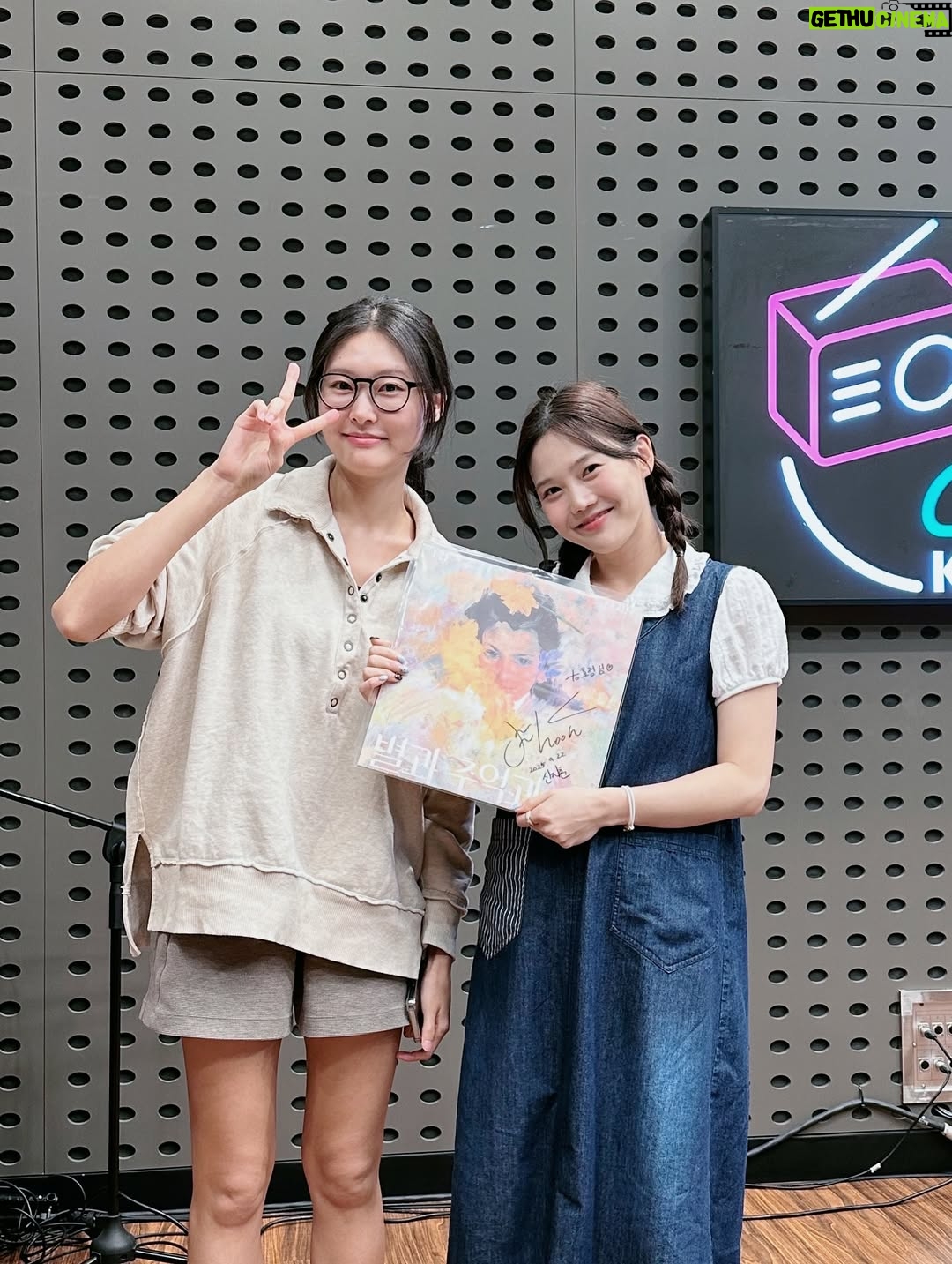 Shin Ji-hoon - 3.9K Likes - 볼륨을 높여요 너무 즐거웠습니다!!
사랑스런 효정님, 작가님, 피디님
앨범 이야기를 들어주셔서 모두모두 감사합니다!