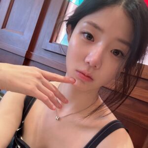 Actress Shin Ji-yeon HD Photos and Wallpapers April 2025
