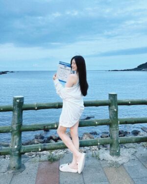 Shining Instagram - 今年繼續奔向大海的懷抱🌊
先跟各位報告一下目前的進度📝
本來我是預想 去年考到AIDA2 今年考OW
但事情總是沒辦法照著預期的走
我的AIDA2呢～怎麼樣就是「考不過」
我索性直接放棄（？？？
沒有啦！就是⋯暫時擺到一邊 先考OW💪🏻

三天拚命下海「 PADI OW潛水證照」到手啦！ 🐠✨🪼
上課前真的非常緊張&焦慮😐
我的朋友們都知道我最近「嚴重水逆」
上課前一天遇到天赦日 立秋
特別先去拜玉皇大帝請祂赦免我！

但第一天還是讓我見識水逆的威力
拿的第一個氣瓶竟然是 空的氣瓶⋯
瞬間懷疑是不是註定得先練好自潛^_^
正式開始下水後不是腳卡在石頭
就是被夥伴的氣瓶敲頭 還被蛙鞋賞巴掌
連教練都說：妳說妳最近很衰 我感受到了

不過！輕易放棄我就不是王甩尼了！
每次下水前 我都默默走到隔壁的媽祖廟
跟媽祖娘娘打招呼 希望祂能讓我平安一點
最後靠著努力跟毅力   神明保佑
成功過課 ！！！（請大家說我好棒 拍拍手👏🏻）

這次沒有什麼影片可以跟大家分享故事
希望能用文字讓你們感受我有多克難( ･᷄ὢ･᷅ )
最後來感謝辛苦の教練們 @fixfour60304 @uu1001w 
他們真的是又專業又有耐心 情緒價值給好給滿💯
今年一樣來到熟悉的 @ruku_53 一樣被好好照顧了💓

#PADI #OpenWater #潛水日記 #潛水考照 #潛水新手 
#龍洞 #課程分享 #潛水 #水肺 #水肺潛水 #水肺證照