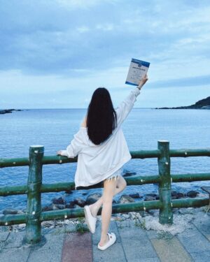 Shining Instagram - 今年繼續奔向大海的懷抱🌊
先跟各位報告一下目前的進度📝
本來我是預想 去年考到AIDA2 今年考OW
但事情總是沒辦法照著預期的走
我的AIDA2呢～怎麼樣就是「考不過」
我索性直接放棄（？？？
沒有啦！就是⋯暫時擺到一邊 先考OW💪🏻

三天拚命下海「 PADI OW潛水證照」到手啦！ 🐠✨🪼
上課前真的非常緊張&焦慮😐
我的朋友們都知道我最近「嚴重水逆」
上課前一天遇到天赦日 立秋
特別先去拜玉皇大帝請祂赦免我！

但第一天還是讓我見識水逆的威力
拿的第一個氣瓶竟然是 空的氣瓶⋯
瞬間懷疑是不是註定得先練好自潛^_^
正式開始下水後不是腳卡在石頭
就是被夥伴的氣瓶敲頭 還被蛙鞋賞巴掌
連教練都說：妳說妳最近很衰 我感受到了

不過！輕易放棄我就不是王甩尼了！
每次下水前 我都默默走到隔壁的媽祖廟
跟媽祖娘娘打招呼 希望祂能讓我平安一點
最後靠著努力跟毅力   神明保佑
成功過課 ！！！（請大家說我好棒 拍拍手👏🏻）

這次沒有什麼影片可以跟大家分享故事
希望能用文字讓你們感受我有多克難( ･᷄ὢ･᷅ )
最後來感謝辛苦の教練們 @fixfour60304 @uu1001w 
他們真的是又專業又有耐心 情緒價值給好給滿💯
今年一樣來到熟悉的 @ruku_53 一樣被好好照顧了💓

#PADI #OpenWater #潛水日記 #潛水考照 #潛水新手 
#龍洞 #課程分享 #潛水 #水肺 #水肺潛水 #水肺證照