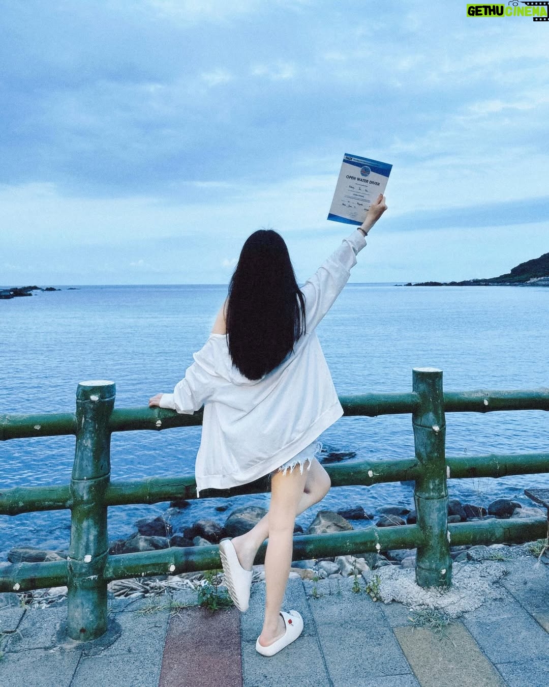 Shining - 3.5K Likes - 今年繼續奔向大海的懷抱🌊
先跟各位報告一下目前的進度📝
本來我是預想 去年考到AIDA2 今年考OW
但事情總是沒辦法照著預期的走
我的AIDA2呢～怎麼樣就是「考不過」
我索性直接放棄（？？？
沒有啦！就是⋯暫時擺到一邊 先考OW💪🏻

三天拚命下海「 PADI OW潛水證照」到手啦！ 🐠✨🪼
上課前真的非常緊張&焦慮😐
我的朋友們都知道我最近「嚴重水逆」
上課前一天遇到天赦日 立秋
特別先去拜玉皇大帝請祂赦免我！

但第一天還是讓我見識水逆的威力
拿的第一個氣瓶竟然是 空的氣瓶⋯
瞬間懷疑是不是註定得先練好自潛^_^
正式開始下水後不是腳卡在石頭
就是被夥伴的氣瓶敲頭 還被蛙鞋賞巴掌
連教練都說：妳說妳最近很衰 我感受到了

不過！輕易放棄我就不是王甩尼了！
每次下水前 我都默默走到隔壁的媽祖廟
跟媽祖娘娘打招呼 希望祂能讓我平安一點
最後靠著努力跟毅力   神明保佑
成功過課 ！！！（請大家說我好棒 拍拍手👏🏻）

這次沒有什麼影片可以跟大家分享故事
希望能用文字讓你們感受我有多克難( ･᷄ὢ･᷅ )
最後來感謝辛苦の教練們 @fixfour60304 @uu1001w 
他們真的是又專業又有耐心 情緒價值給好給滿💯
今年一樣來到熟悉的 @ruku_53 一樣被好好照顧了💓

#PADI #OpenWater #潛水日記 #潛水考照 #潛水新手 
#龍洞 #課程分享 #潛水 #水肺 #水肺潛水 #水肺證照