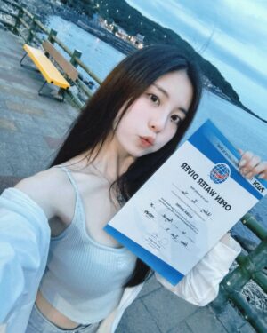 Shining Instagram - 今年繼續奔向大海的懷抱🌊
先跟各位報告一下目前的進度📝
本來我是預想 去年考到AIDA2 今年考OW
但事情總是沒辦法照著預期的走
我的AIDA2呢～怎麼樣就是「考不過」
我索性直接放棄（？？？
沒有啦！就是⋯暫時擺到一邊 先考OW💪🏻

三天拚命下海「 PADI OW潛水證照」到手啦！ 🐠✨🪼
上課前真的非常緊張&焦慮😐
我的朋友們都知道我最近「嚴重水逆」
上課前一天遇到天赦日 立秋
特別先去拜玉皇大帝請祂赦免我！

但第一天還是讓我見識水逆的威力
拿的第一個氣瓶竟然是 空的氣瓶⋯
瞬間懷疑是不是註定得先練好自潛^_^
正式開始下水後不是腳卡在石頭
就是被夥伴的氣瓶敲頭 還被蛙鞋賞巴掌
連教練都說：妳說妳最近很衰 我感受到了

不過！輕易放棄我就不是王甩尼了！
每次下水前 我都默默走到隔壁的媽祖廟
跟媽祖娘娘打招呼 希望祂能讓我平安一點
最後靠著努力跟毅力   神明保佑
成功過課 ！！！（請大家說我好棒 拍拍手👏🏻）

這次沒有什麼影片可以跟大家分享故事
希望能用文字讓你們感受我有多克難( ･᷄ὢ･᷅ )
最後來感謝辛苦の教練們 @fixfour60304 @uu1001w 
他們真的是又專業又有耐心 情緒價值給好給滿💯
今年一樣來到熟悉的 @ruku_53 一樣被好好照顧了💓

#PADI #OpenWater #潛水日記 #潛水考照 #潛水新手 
#龍洞 #課程分享 #潛水 #水肺 #水肺潛水 #水肺證照