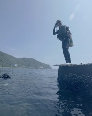 Shining Instagram - 今年繼續奔向大海的懷抱🌊
先跟各位報告一下目前的進度📝
本來我是預想 去年考到AIDA2 今年考OW
但事情總是沒辦法照著預期的走
我的AIDA2呢～怎麼樣就是「考不過」
我索性直接放棄（？？？
沒有啦！就是⋯暫時擺到一邊 先考OW💪🏻

三天拚命下海「 PADI OW潛水證照」到手啦！ 🐠✨🪼
上課前真的非常緊張&焦慮😐
我的朋友們都知道我最近「嚴重水逆」
上課前一天遇到天赦日 立秋
特別先去拜玉皇大帝請祂赦免我！

但第一天還是讓我見識水逆的威力
拿的第一個氣瓶竟然是 空的氣瓶⋯
瞬間懷疑是不是註定得先練好自潛^_^
正式開始下水後不是腳卡在石頭
就是被夥伴的氣瓶敲頭 還被蛙鞋賞巴掌
連教練都說：妳說妳最近很衰 我感受到了

不過！輕易放棄我就不是王甩尼了！
每次下水前 我都默默走到隔壁的媽祖廟
跟媽祖娘娘打招呼 希望祂能讓我平安一點
最後靠著努力跟毅力   神明保佑
成功過課 ！！！（請大家說我好棒 拍拍手👏🏻）

這次沒有什麼影片可以跟大家分享故事
希望能用文字讓你們感受我有多克難( ･᷄ὢ･᷅ )
最後來感謝辛苦の教練們 @fixfour60304 @uu1001w 
他們真的是又專業又有耐心 情緒價值給好給滿💯
今年一樣來到熟悉的 @ruku_53 一樣被好好照顧了💓

#PADI #OpenWater #潛水日記 #潛水考照 #潛水新手 
#龍洞 #課程分享 #潛水 #水肺 #水肺潛水 #水肺證照