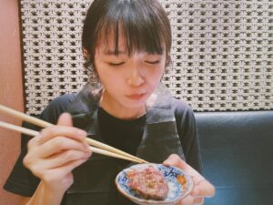 Shiori Instagram - 雨が続き過ぎてて元気が出ないので、お肉食べにきました🥩全部美味しかったけど、ねぎたんきんちゃくが美味しかった〜〜！フォルムが可愛い笑
ちょっと久々の外食&焼肉で、元気でました🥺
明日からまた1週間がんばろ〜
#神楽坂焼肉#ねぎたん巾着#とびうし
