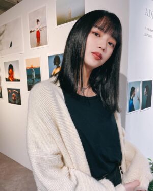Shiori Instagram - カラー、トリートメントと前髪カットしてきました。
写真の展示スペースかわいいな〜
@kabaihideki 
@shimoyoshinobu 
@norm_tokyo 

晴れてたのに帰り急な土砂降りで靴の中が洪水に…🌀