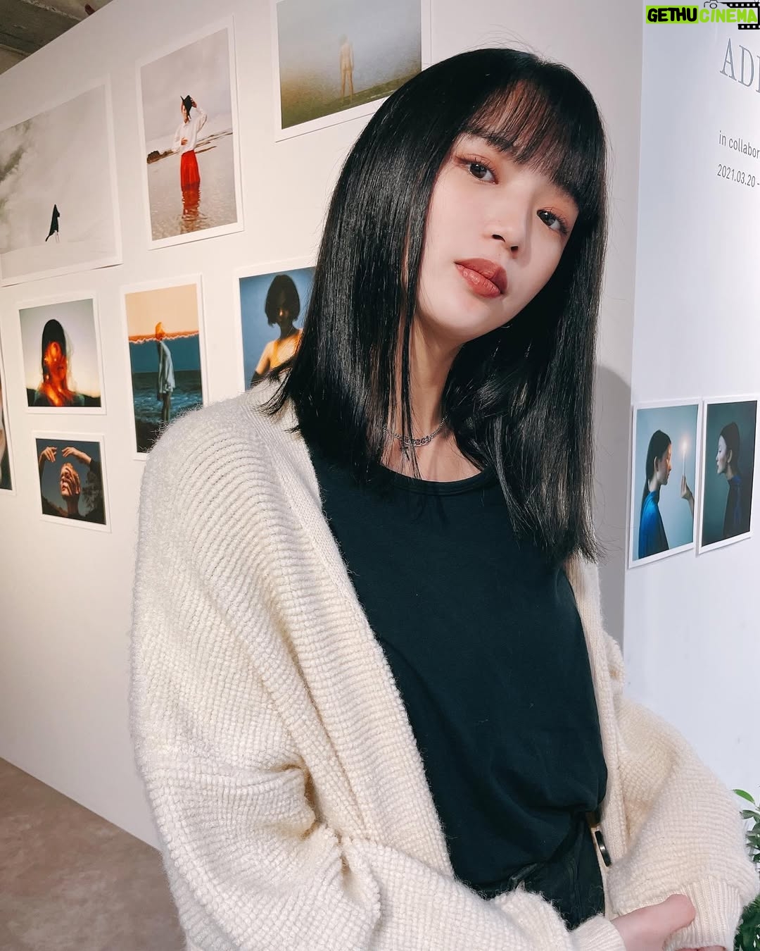 Shiori - 2K Likes - カラー、トリートメントと前髪カットしてきました。
写真の展示スペースかわいいな〜
@kabaihideki 
@shimoyoshinobu 
@norm_tokyo 

晴れてたのに帰り急な土砂降りで靴の中が洪水に…🌀
