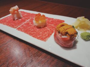 Shiori Instagram - 雨が続き過ぎてて元気が出ないので、お肉食べにきました🥩全部美味しかったけど、ねぎたんきんちゃくが美味しかった〜〜！フォルムが可愛い笑
ちょっと久々の外食&焼肉で、元気でました🥺
明日からまた1週間がんばろ〜
#神楽坂焼肉#ねぎたん巾着#とびうし