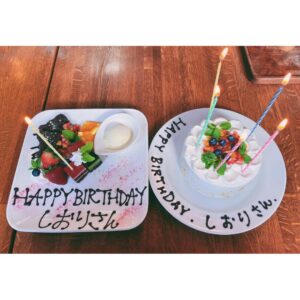 Shiori Instagram - 今日26歳になりました🎂
正直あまり実感が湧かないですが10代から見ていてくれた方々とは、一緒に歳をとってると思うとなんだか感慨深く、とても嬉しいです。
良い26歳を過ごせるよう頑張ります。
いつも応援して下さってありがとうございます🤲

#26歳