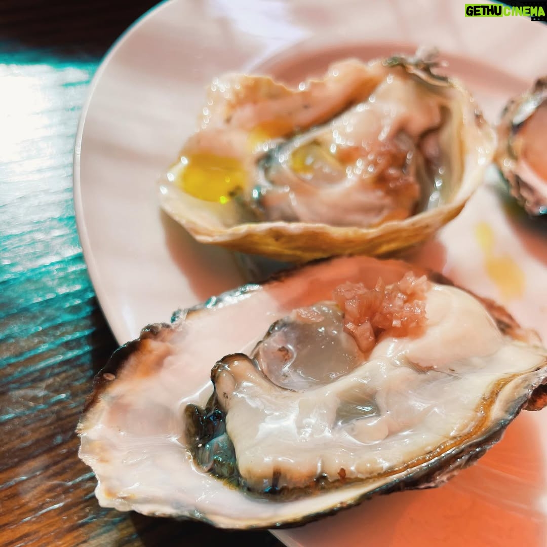 Shiori - 2.4K Likes - 天気良かったからテラス席でランチ☀️
#生牡蠣100円