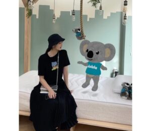 Shiori Instagram - コアラの展示会場にお邪魔して来ました！
好みの硬さに変えられる、ひっくり返るマットレスを体験させてもらったり、ベッドの宙に浮いてるようなフォトブースが楽しかった🥸

ARココちゃんかわいい🐨

#sponsored #newコアラマットレス #眠りの常識がひっくり返る