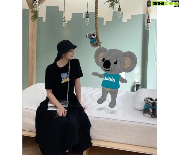 Shiori - 1.3K Likes - コアラの展示会場にお邪魔して来ました！
好みの硬さに変えられる、ひっくり返るマットレスを体験させてもらったり、ベッドの宙に浮いてるようなフォトブースが楽しかった🥸

ARココちゃんかわいい🐨

#sponsored #newコアラマットレス #眠りの常識がひっくり返る