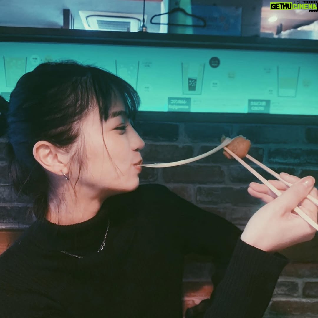 Shiori - 2K Likes - 初めてチーズボール食べた！
美味しい😚

@rikooooo_0302 と買い物してたら、韓国人のおばちゃんが唐突にお菓子くれて、初めて食べるお菓子だったんだけど、美味しすぎたので同じものを探し回って買って帰りました！
韓国のお菓子で、薬菓って言うらしい。
みんな知ってる？

#新大久保