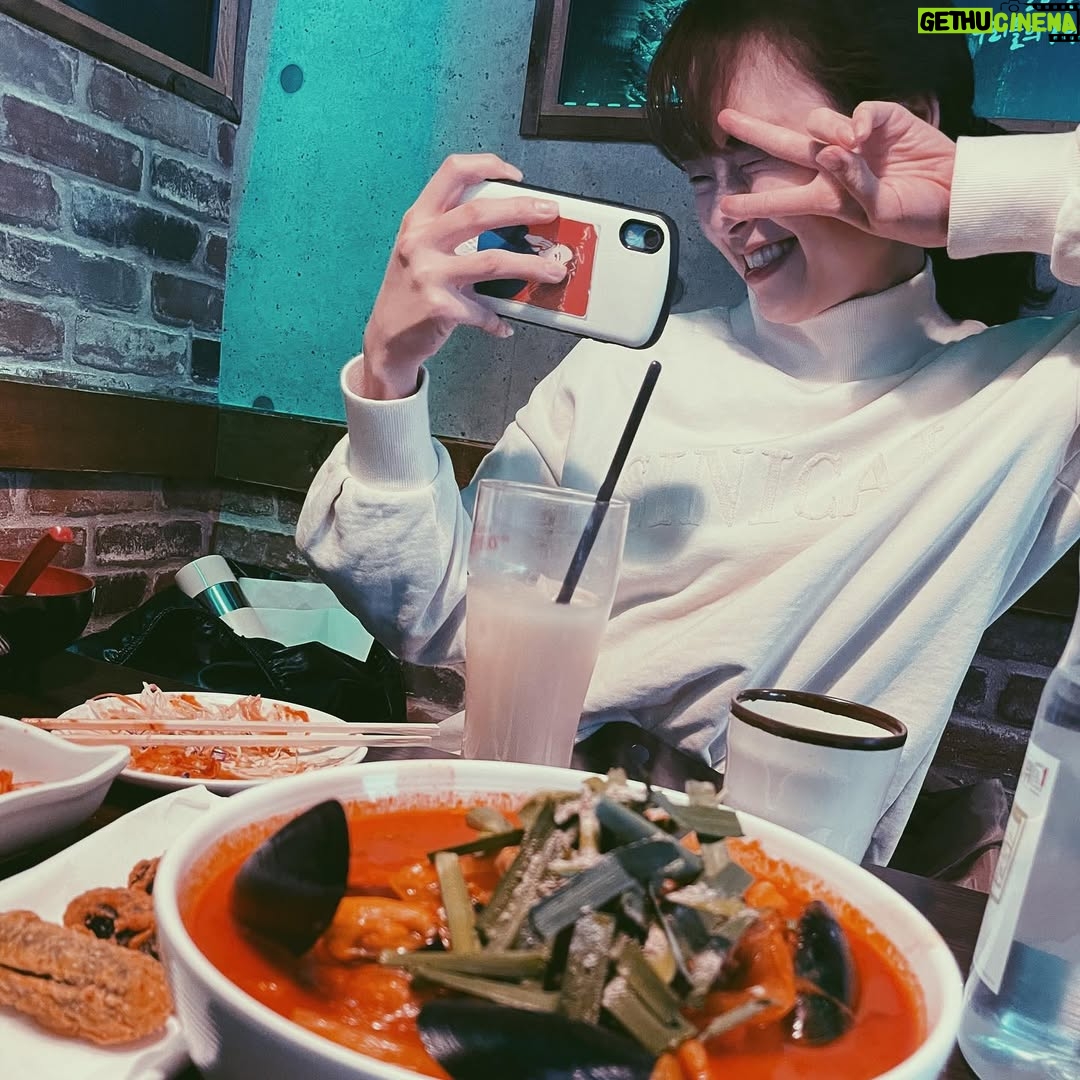 Shiori - 2K Likes - 初めてチーズボール食べた！
美味しい😚

@rikooooo_0302 と買い物してたら、韓国人のおばちゃんが唐突にお菓子くれて、初めて食べるお菓子だったんだけど、美味しすぎたので同じものを探し回って買って帰りました！
韓国のお菓子で、薬菓って言うらしい。
みんな知ってる？

#新大久保