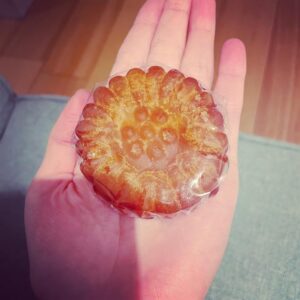 Shiori Instagram - 初めてチーズボール食べた！
美味しい😚

@rikooooo_0302 と買い物してたら、韓国人のおばちゃんが唐突にお菓子くれて、初めて食べるお菓子だったんだけど、美味しすぎたので同じものを探し回って買って帰りました！
韓国のお菓子で、薬菓って言うらしい。
みんな知ってる？

#新大久保