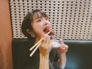 Shiori Instagram - 雨が続き過ぎてて元気が出ないので、お肉食べにきました🥩全部美味しかったけど、ねぎたんきんちゃくが美味しかった〜〜！フォルムが可愛い笑
ちょっと久々の外食&焼肉で、元気でました🥺
明日からまた1週間がんばろ〜
#神楽坂焼肉#ねぎたん巾着#とびうし