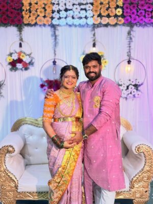 Shiva Jyothi Instagram - Two hearts waiting to welcome ..
one more heartbeat...💕💕
@iam.savithri 🩷🩷 5th Month Sreemantham…

Couple outfits from @sj_trends_and_fashion__new ❤️